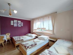 um quarto com três camas e uma janela em u Marii Gał em Leśnica