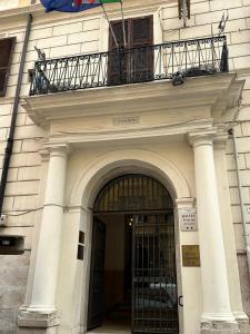 an entrance to a building with a balcony over a door at Appartamento Principe Amedeo in Rome