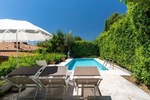 The swimming pool at or close to Casa Belvedere
