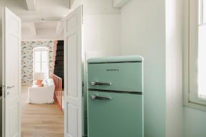um frigorífico num quarto com um corredor em AltaMarea - Ampi spazi in Centro storico em Carloforte