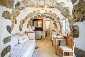 Χώρος καθιστικού στο Messes Traditional Stone House with Amazing Sea View