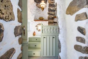 Gallery image of Messes Traditional Stone House with Amazing Sea View in Mandrakion