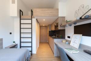 Katil atau katil-katil dalam bilik di Micampus Barcelona Student Residence +20 gambar