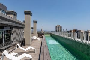 una piscina en la azotea de un edificio en Micampus Barcelona, en Barcelona