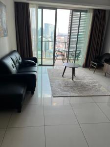 ein Wohnzimmer mit einem Sofa und einem Tisch in der Unterkunft Suasana Suites by Lavender Fields in Kuala Lumpur