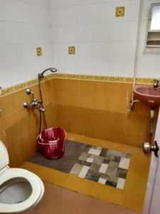 La salle de bains est pourvue de toilettes et d'un lavabo. dans l'établissement Yelagiri Villa, à Yelagiri
