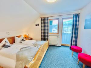 een hotelkamer met een bed en een raam bij Haus Eggensberger in Fischen