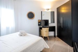 Llit o llits en una habitació de Orizontes Hotel Santorini