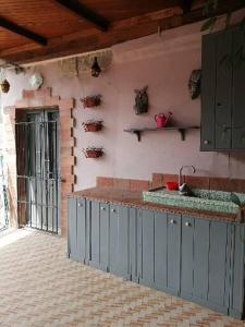 cocina con encimera y lavabo en una habitación en Casa gelsomino, en Fivizzano