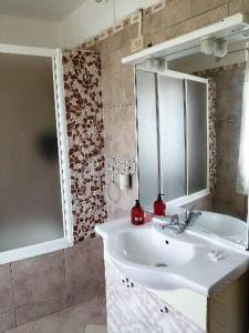 フィヴィッツァーノにあるCasa gelsominoのバスルーム(白い洗面台、鏡付)