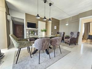- un salon avec une table à manger et des chaises dans l'établissement Oceanview Terrace Apartment, à Fuengirola