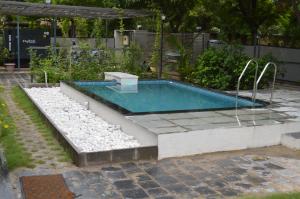 einen Pool mit Schaukel im Garten in der Unterkunft VSP's Villa - Kensville Golf Living in Nānodra