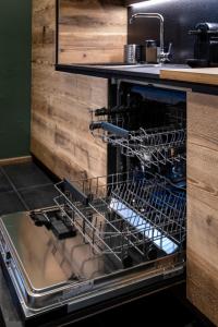 een vaatwasser met borden in de keuken bij Cortina Center House in Cortina dʼAmpezzo