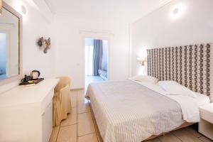 Llit o llits en una habitació de Orizontes Hotel Santorini
