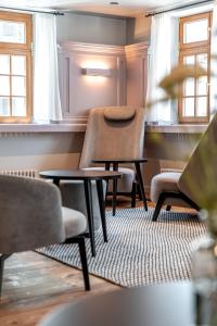 - une salle d'attente avec 2 chaises et des tables dans l'établissement stuub staufen, à Staufen-en-Brisgau
