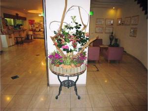 uma exibição de flores em um suporte em uma loja em Ichihara Marine Hotel - Vacation STAY 01363v em Ichihara