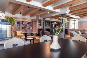 a vase with flowers on a table in a room at stuub staufen in Staufen im Breisgau