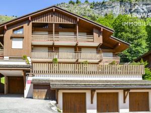 Cette grande maison en bois possède un balcon. dans l'établissement Appartement Le Grand-Bornand, 4 pièces, 9 personnes - FR-1-391-23, au Grand-Bornand