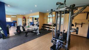 un gimnasio con cintas de correr y máquinas en una habitación en Blue Chill private Pool Villa - Koh Chang, en Ko Chang