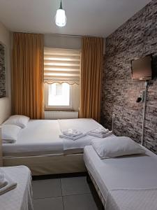 埃迪爾內的住宿－YİRMİ İKİ，一间酒店客房,设有两张床和电视