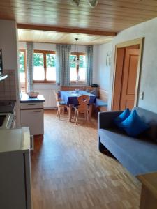 sala de estar con sofá azul y mesa en Haus Auerhahn, en Bad Hindelang
