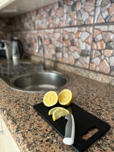 a cutting board with two lemon slices on it at Apartamento Soña Club Tenerife Los Cristianos in Los Cristianos