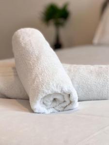 a white towel sitting on top of a bed at Disneyland Paris Appartement in Montévrain