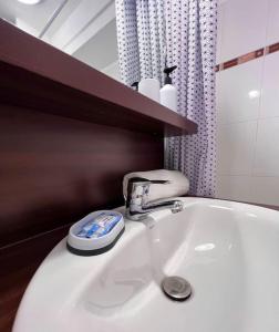 La salle de bains est pourvue d'un lavabo et d'un robinet. dans l'établissement Disneyland Paris Appartement, à Montévrain