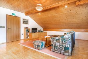 uma sala de estar com um sofá e um tecto de madeira em House Mavko Near Lake Cerknica em Grahovo