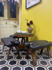 Habitación con mesa y 2 sillas en Our HomeStay, en Hai Phong