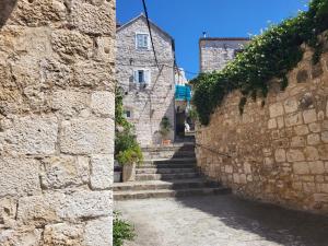 dos fotos de un callejón con paredes de piedra en Villa Moscatello en Hvar