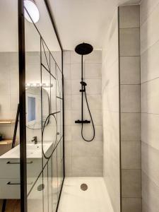 een badkamer met een douche en een glazen deur bij Ultra Central - Le Quartier des Artistes - Les Frères de la Loc' in Marseille