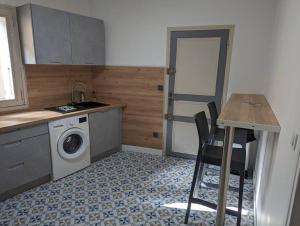 a kitchen with a sink and a washing machine at Appartement Cosy centre ville in LʼIsle-sur-la-Sorgue