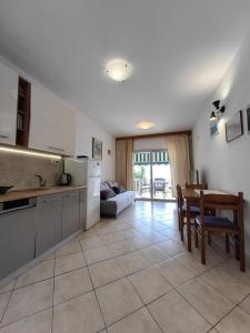 Kuchyňa alebo kuchynka v ubytovaní Žal Beach Apartments