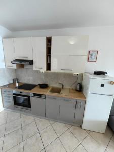 Kuchyňa alebo kuchynka v ubytovaní Žal Beach Apartments