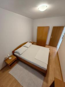Posteľ alebo postele v izbe v ubytovaní Žal Beach Apartments