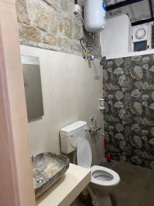 La petite salle de bains est pourvue de toilettes et d'un lavabo. dans l'établissement Yelagiri Villa, à Yelagiri