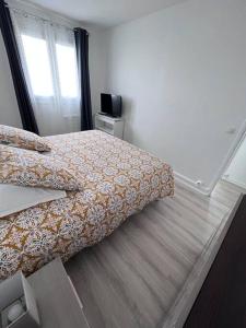 1 dormitorio con 1 cama y suelo de madera en Little Livia, en Créteil