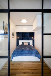 - une chambre avec un grand lit dans l'établissement Glow Apartments, Apartamenty Heaven Stare Miasto, à Gdańsk