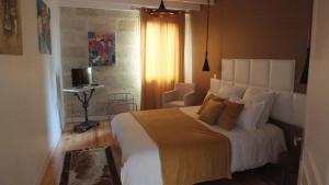 1 dormitorio con 1 cama grande en una habitación en Le Four à Pain du Domaine de Choisy, en Abzac