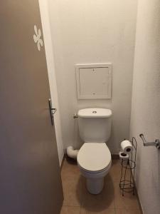 a bathroom with a toilet in a small room at Disney Paris Appartement in Montévrain