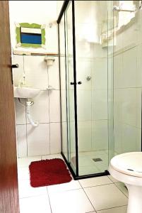 ein Bad mit einer Dusche, einem Waschbecken und einem WC in der Unterkunft L&M Housing Apartamentos y casa in Búzios