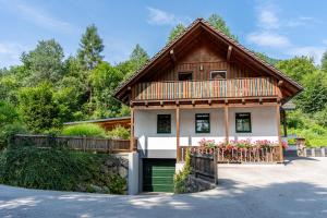 a house with a wooden roof and a garage at NaturparkResort Zu Hause in Sankt Gallen