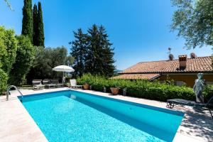 The swimming pool at or close to Casa Belvedere