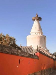 een vuurtoren bovenop een rood-wit gebouw bij The East Hotel-Very close to the Drum Tower,The Lama Temple,Houhai Bar Street,and the Forbidden City,There are many old Beijing hutongs around the hotel Experience the culture of old Beijing hutongs,Near Exit A of Shichahai on Metro Line 8 in Beijing