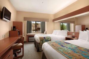 Habitación de hotel con 2 camas y TV en Microtel Inn & Suites by Wyndham Panama City, en Panama City