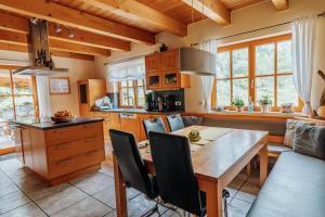 a kitchen and dining room with a wooden table at NaturparkResort Zu Hause in Sankt Gallen