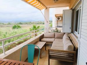 - une terrasse couverte avec un canapé et des chaises sur un balcon dans l'établissement Villa Service - Coral III, à El Vendrell