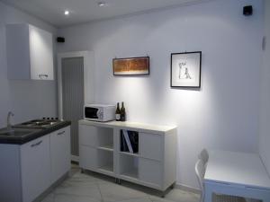 a kitchen with a counter and a microwave on a wall at Tablinum in Bellagio
