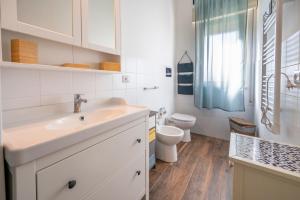 biała łazienka z umywalką i toaletą w obiekcie Villa Nisa apartment w mieście Fontane Bianche +35 zdjęć